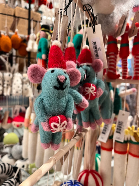 Ullfolk med oppheng, mus med gave