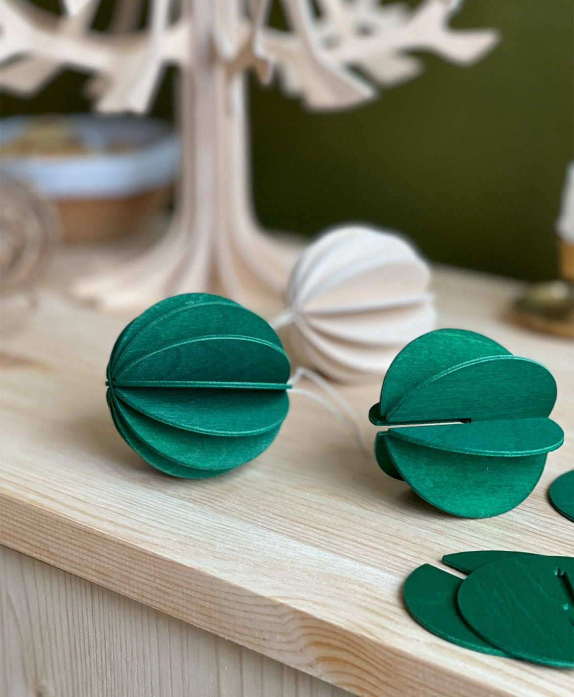 6 stk julekuler i bjørkefinér, mørk grønn