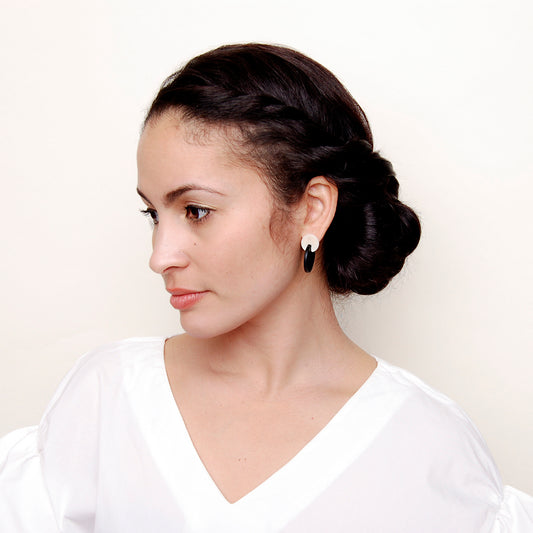 Øredobber i taguanøtt, ALVA viola og Emerald