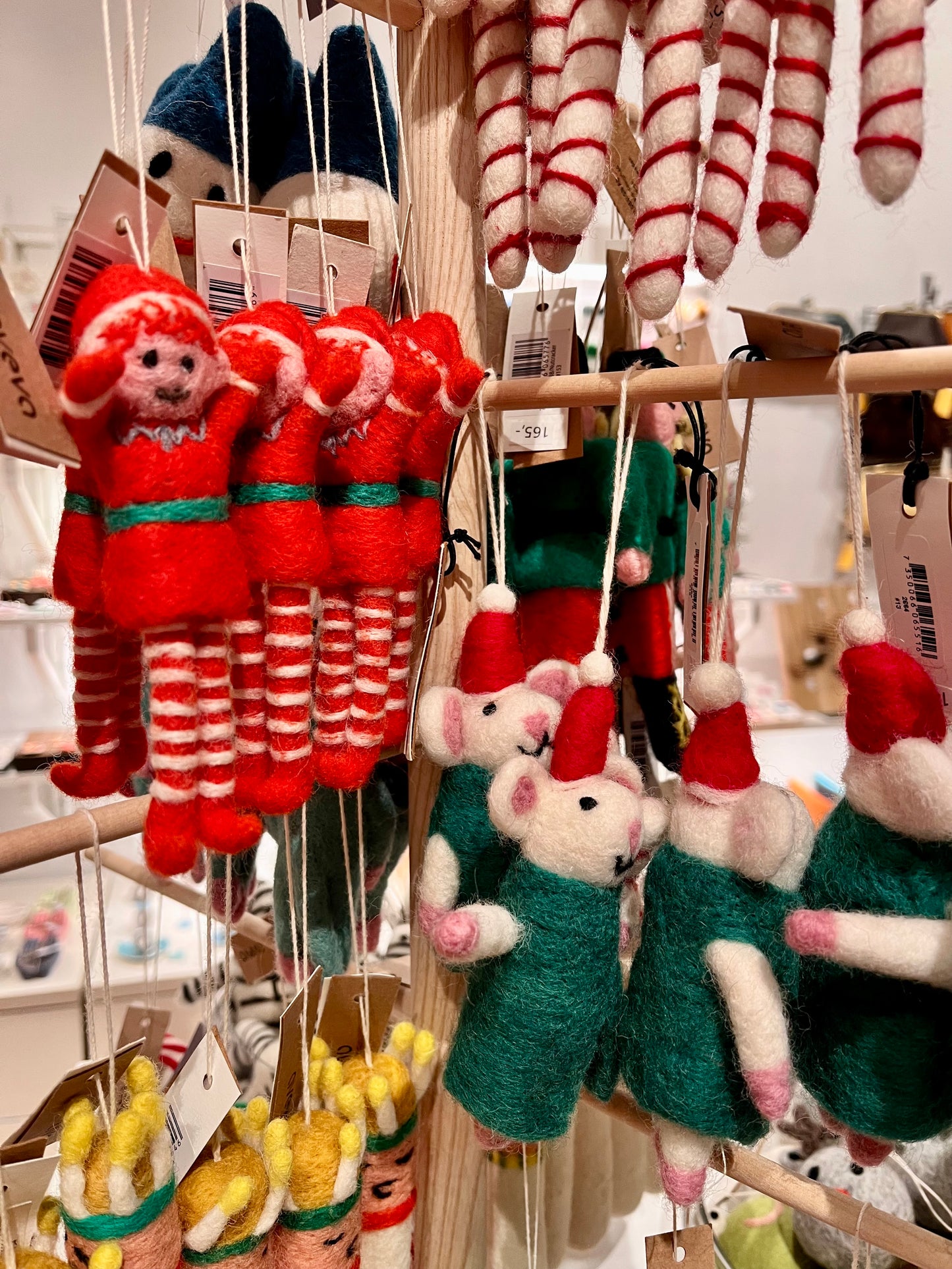 Ullfolk med oppheng, nissejente