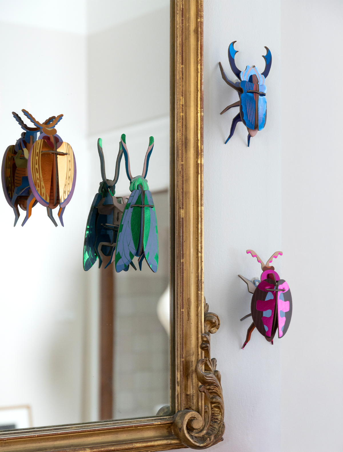 Veggdekor metallisk bille, Lumen Pink Beetle