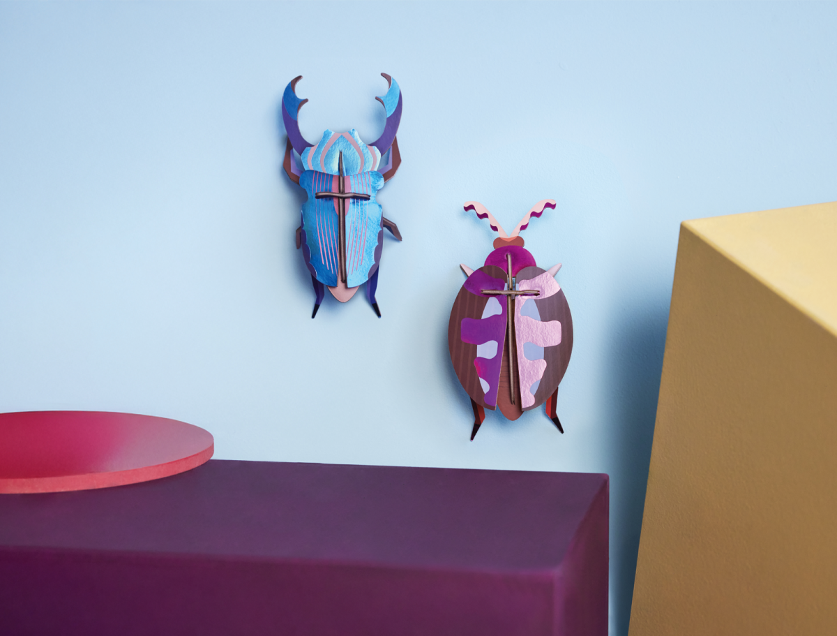Veggdekor metallisk bille, Lumen Pink Beetle