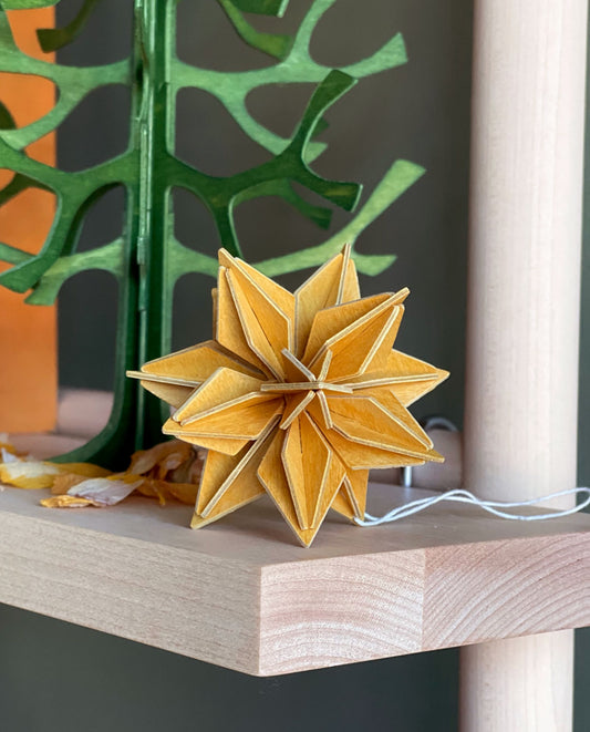 Stjerne med oppheng - medium «Honey yellow» - 10 cm