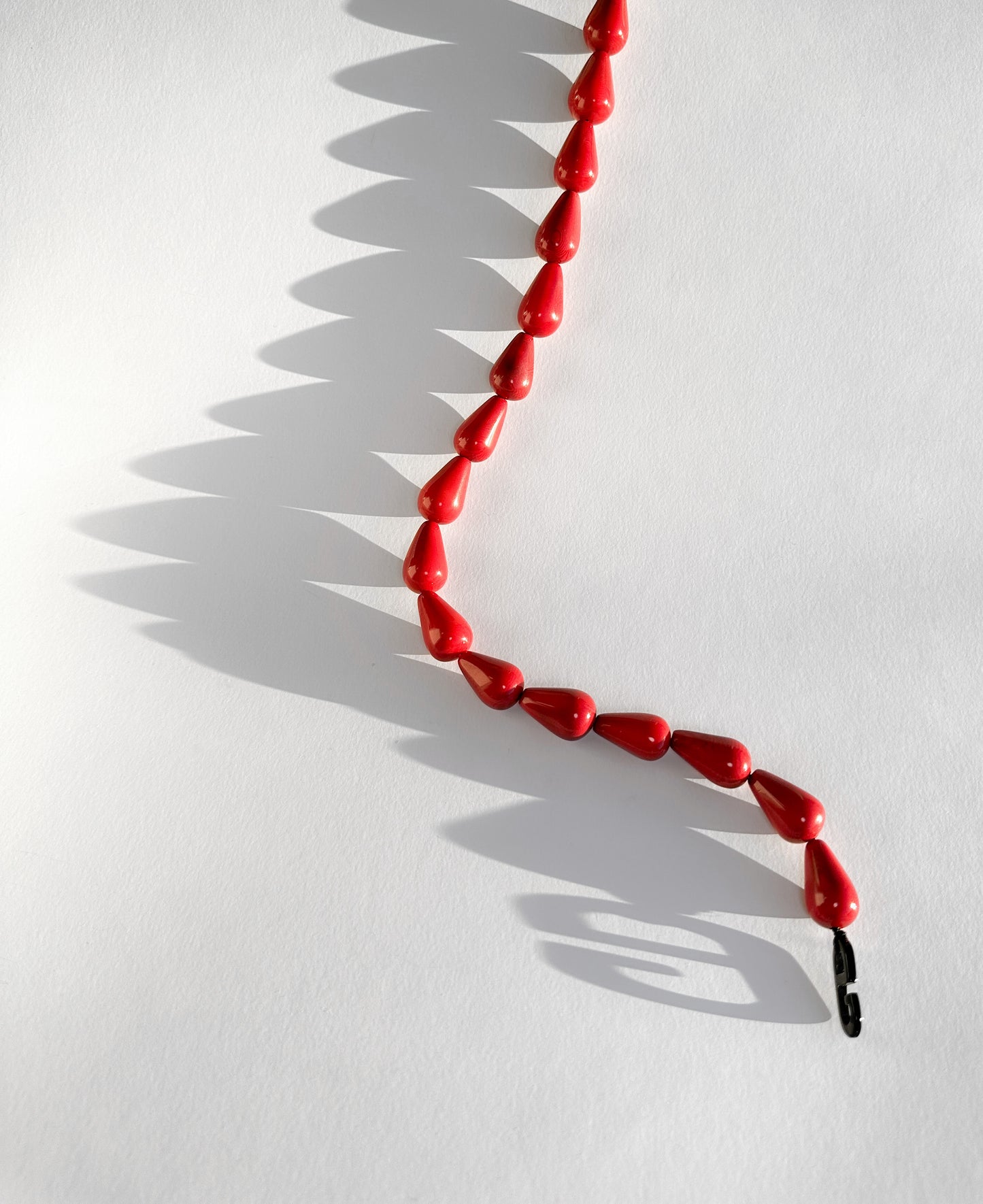 Halssmykke i taguanøtt, rød - Dione